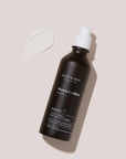 Close-up of the quick-absorbing lotion – The lotion smoothly sinks into the skin without leaving a greasy residue, offering instant hydration and leaving the skin fresh.