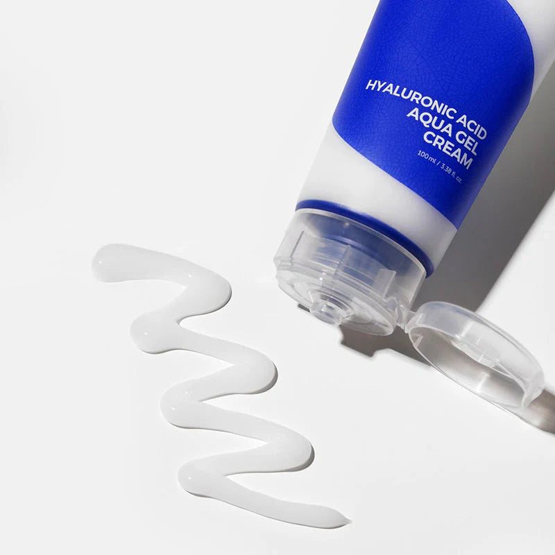 Applying Isntree Hyaluronic Acid Aqua Gel Cream – fast-absorbing gel cream for dry, sensitive skin, providing intense hydration and soothing relief