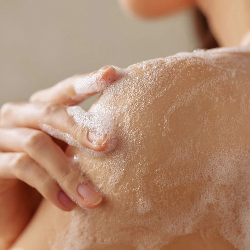 Some By Mi AHA BHA PHA Miracle Acne Body Cleanser – Using the cleanser on body skin, exfoliating and calming acne with Truecica™ and salicylic acid for smoother, clearer skin.
