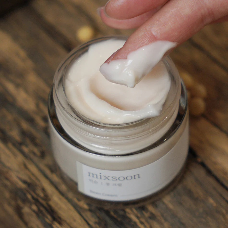 Close-up of Mixsoon Bean Cream’s smooth texture – The lightweight, non-greasy cream absorbs quickly into the skin, providing deep hydration without a sticky residue.