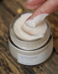 Close-up of Mixsoon Bean Cream’s smooth texture – The lightweight, non-greasy cream absorbs quickly into the skin, providing deep hydration without a sticky residue.
