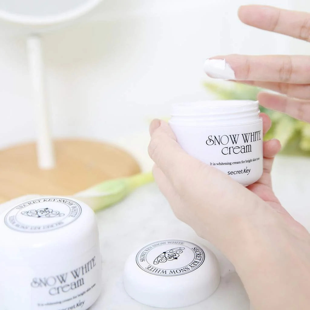 Close-up of Secret Key Snow White Cream texture – Smooth, creamy formula that hydrates and brightens the skin.