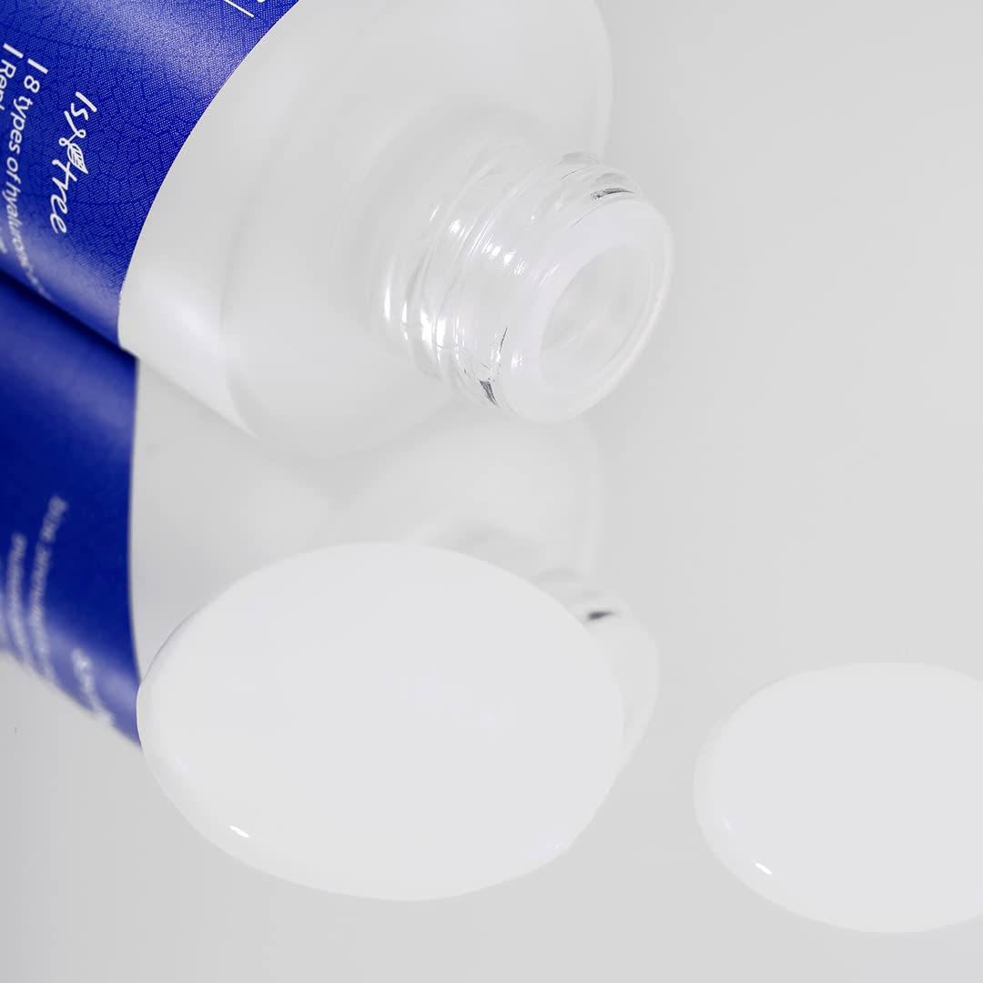 Light and smooth texture of Isntree Hyaluronic Acid Water Essence – a moisturizing essence that nourishes and hydrates the skin without feeling heavy