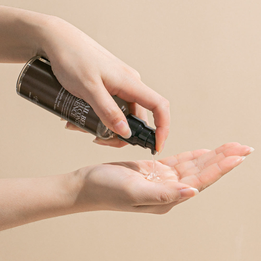 Applying Benton Snail Bee High Content Essence – Hydrates and soothes the skin, enhancing texture and providing anti-ageing benefits for a smoother complexion