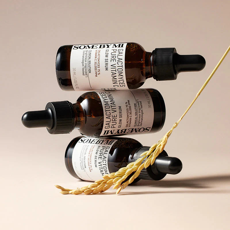 Some By Mi Galactomyces Pure Vitamin C Glow Serum – Key ingredients like Galactomyces, Vitamin C, and Niacinamide help brighten and smooth skin while reducing pigmentation.
