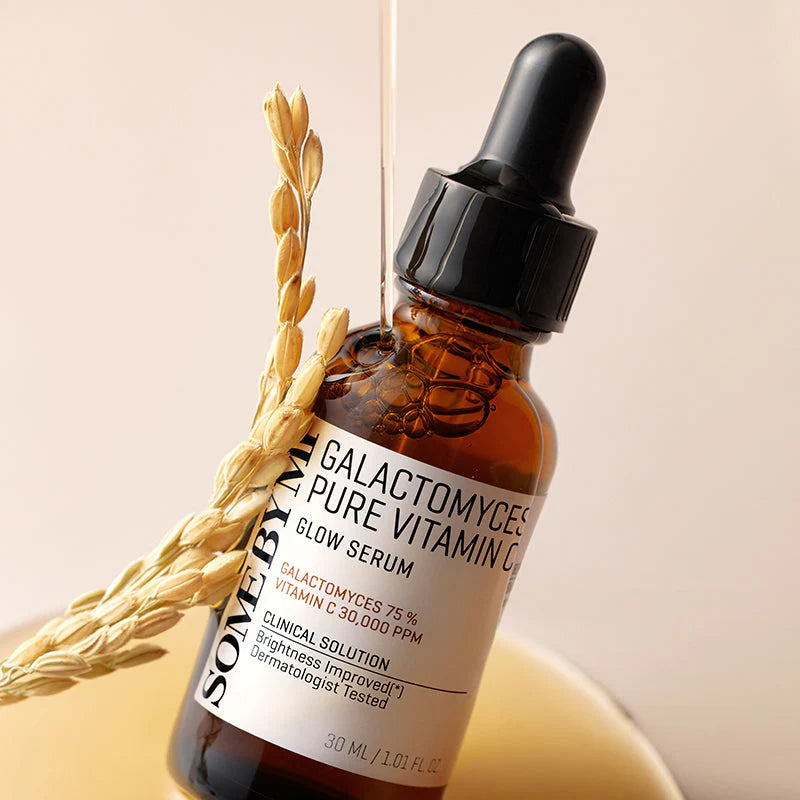 Some By Mi Galactomyces Pure Vitamin C Glow Serum – A droplet of serum showcasing its lightweight formula to brighten and smooth skin, reducing dark spots and promoting radiance.