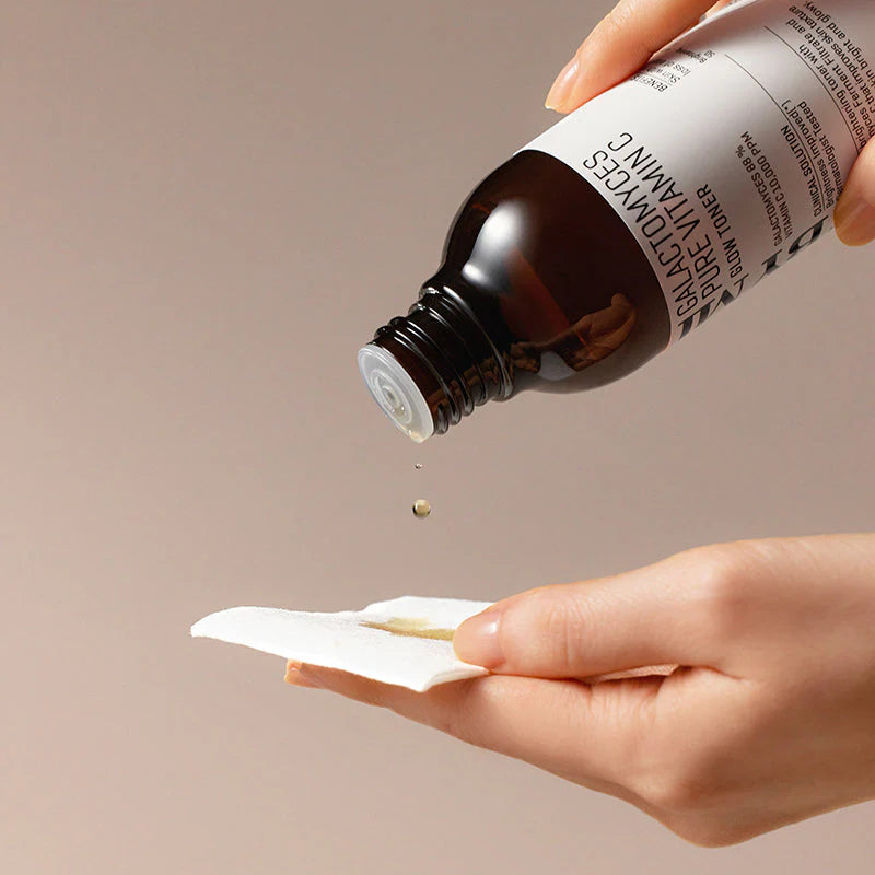 Some By Mi Galactomyces Pure Vitamin C Glow Toner – Close-up of toner showing its lightweight, hydrating formula with Vitamin C and niacinamide to brighten and reduce dark spots.