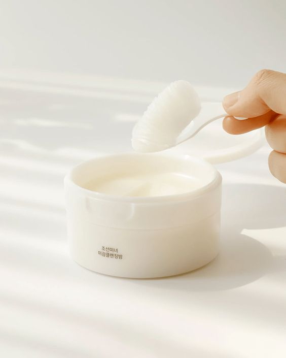 Beauty of Joseon Radiance Cleansing Balm transforms from a solid balm into a smooth oil, effectively dissolving makeup and leaving skin hydrated