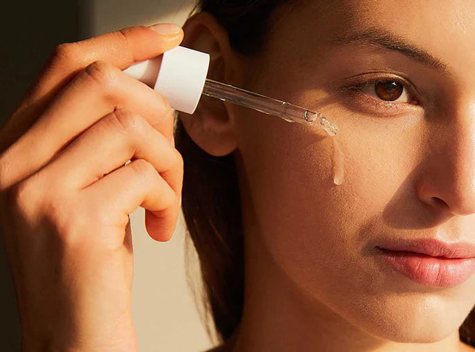 Applying Skin1004 Madagascar Centella Asiatica Ampoule – Gently patting the ampoule onto face for better absorption and hydration.