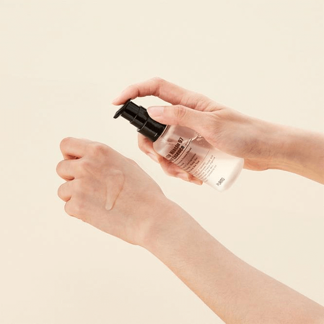 Close-up of Purito Galacto Niacin 97 Power Essence texture – Clear, hydrating essence that absorbs quickly into the skin for a smooth finish.