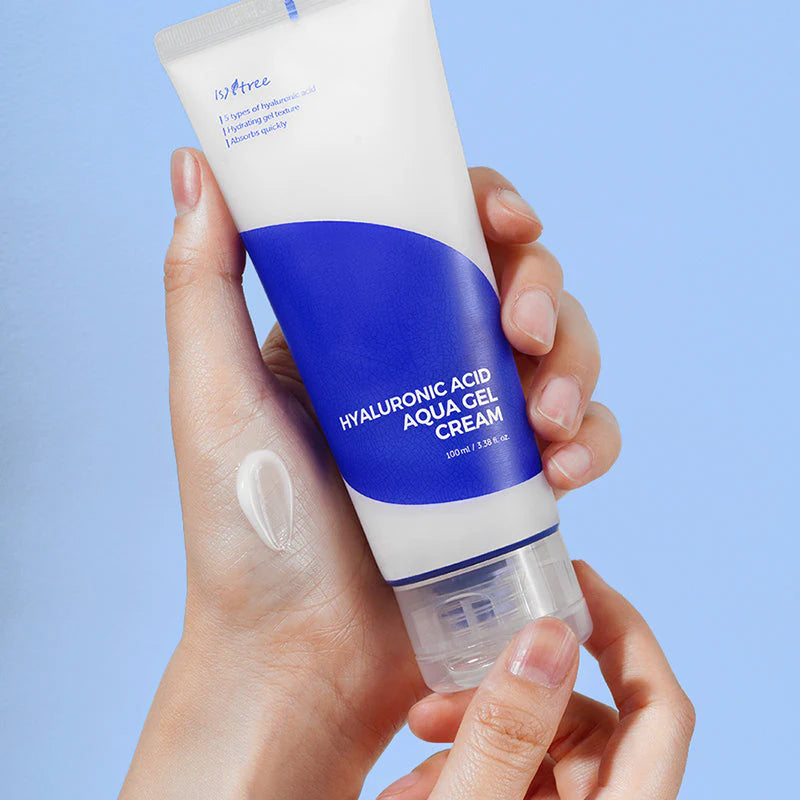 Applying Isntree Hyaluronic Acid Aqua Gel Cream – fast-absorbing gel cream for dry, sensitive skin, providing intense hydration and soothing relief