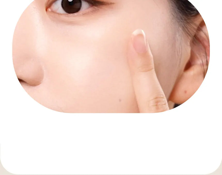 Before and after using Moonshot Performance Cushion Light Fixing – Showing skin with a natural, semi-matte finish and smooth, flawless coverage, protected from the sun with SPF 43 PA++.