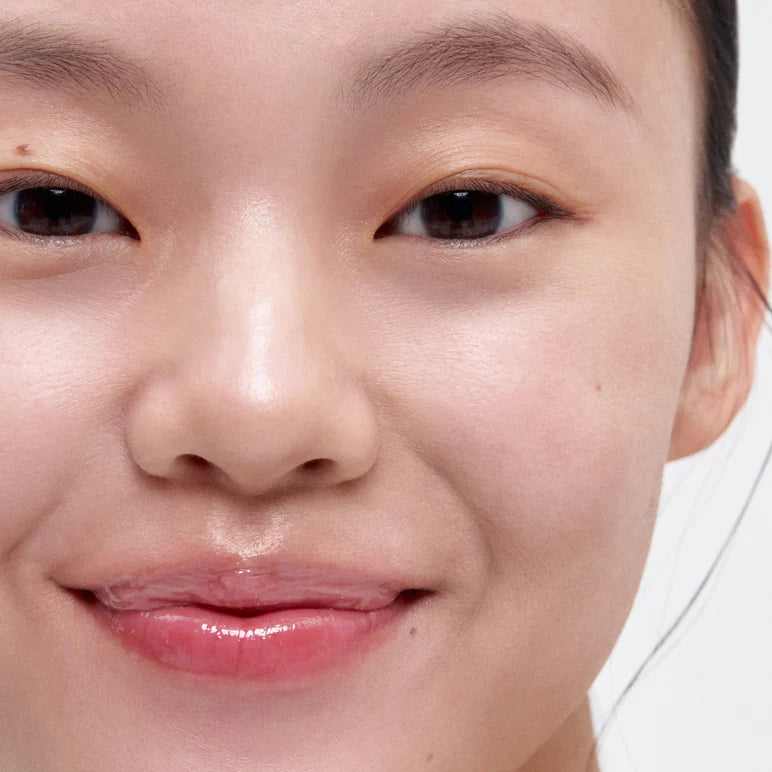 Applying Laneige Radian-C Cream – Gently massage onto face in the morning and evening for brightened, moisturized skin with a smooth finish.
