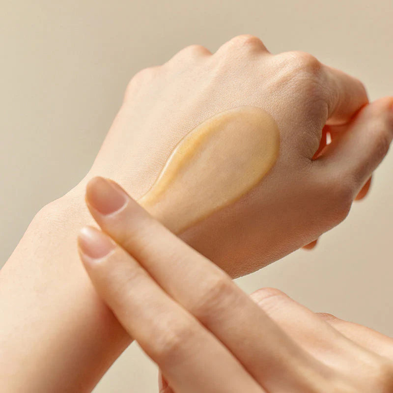 Some By Mi Propolis B5 Glow Barrier Calming Serum – Applying a small amount of serum to the face, gently tapping for better absorption and hydration.