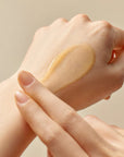 Some By Mi Propolis B5 Glow Barrier Calming Serum – Applying a small amount of serum to the face, gently tapping for better absorption and hydration.