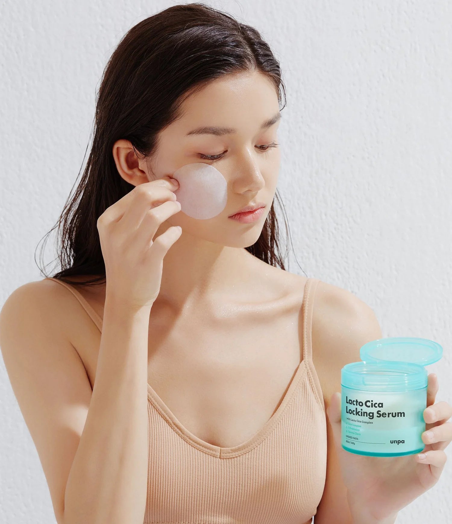 Unpa Lacto Cica Locking Serum Pads – Pads being gently applied to irritated skin, demonstrating their soothing effect as they help reduce redness, hydrate, and protect sensitive skin.