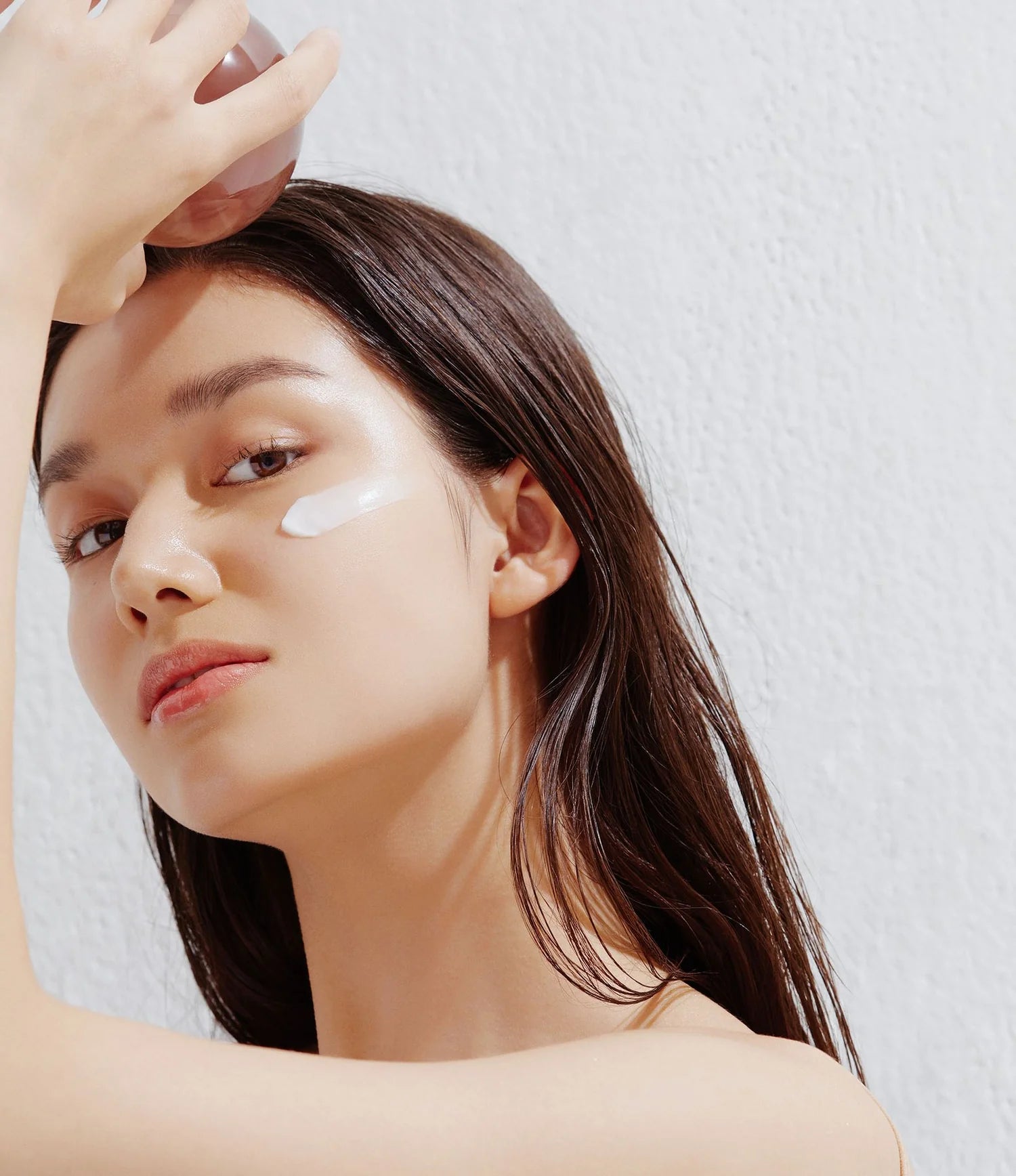 Unpa Lacto Cica Barrier Cream – Demonstrating how the cream is massaged into the skin, leaving it feeling calm and protected, perfect for sensitive or irritated skin.