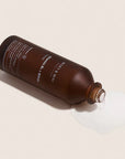 Close-up of the fast-absorbing toner being applied to the skin – The toner quickly sinks in without leaving any greasy residue, leaving the skin refreshed and moisturized.