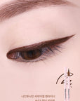 Close-up of the 0.1 mm super-fine tip of Lilybyred AM9 to PM9 Survival Penliner – Ideal for precise, thin lines or bold cat-eye looks.