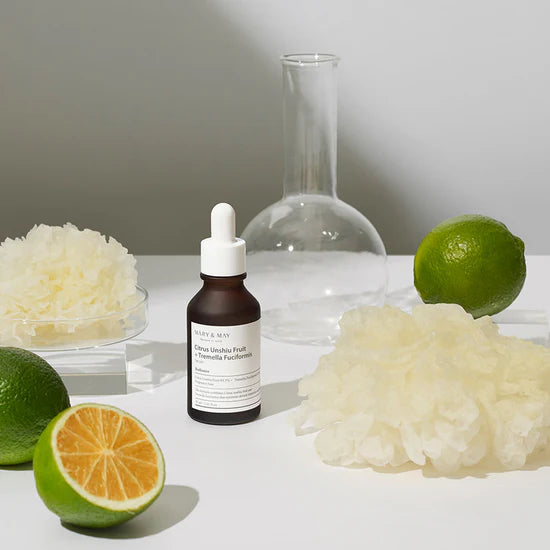 Close-up of the active ingredients, Citrus Unshiu Fruit Extract and Tremella Fuciformis Extract, illustrating their brightening and hydrating effects on the skin.