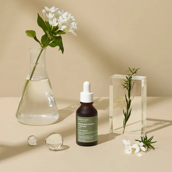 Mary & May Houttuynia Cordata Tea Tree Serum – A 30ml bottle of soothing serum formulated with 85% Houttuynia Cordata Extract and 9.7% Tea Tree Extract, designed to calm irritated skin and reduce pore size.