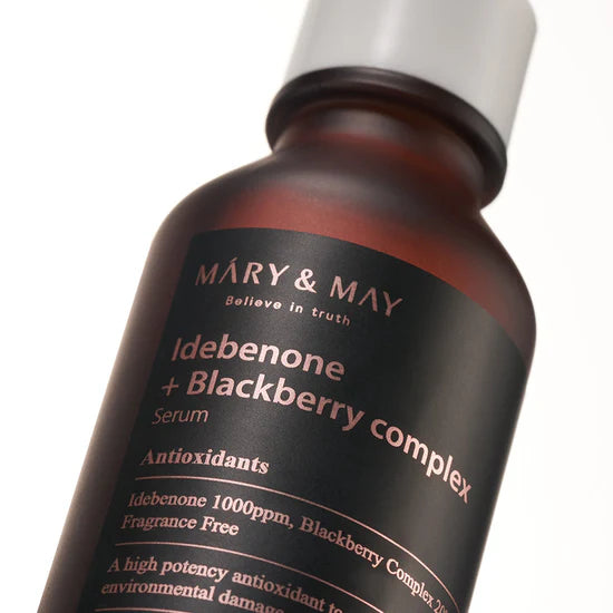 Close-up of key ingredients: Idebenone, Blackberry Extract, and Blueberry Extract – Emphasizing the antioxidants that help reduce wrinkles, fight signs of aging, and maintain youthful skin.
