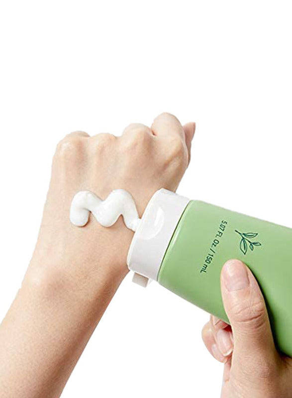 Close-up of Innisfree Green Tea Foam Cleanser’s rich, foamy lather – deeply hydrating while removing dirt, makeup, and impurities from pores