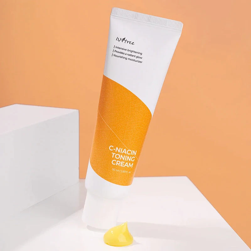 Close-up of Isntree C-Niacin Toning Cream texture – smooth and lightweight formula that provides a luminous glow without feeling greasy