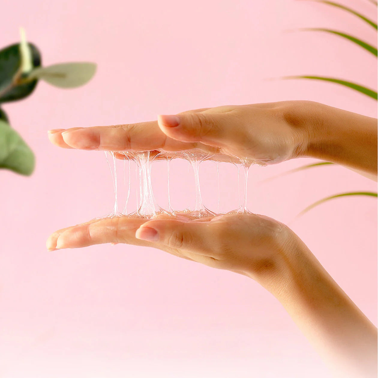 Some By Mi Snail Truecica Miracle Repair Low pH Gel Cleanser – Close-up of the cleanser’s rich foam lather, showing its gentle yet effective cleansing action while maintaining hydration.