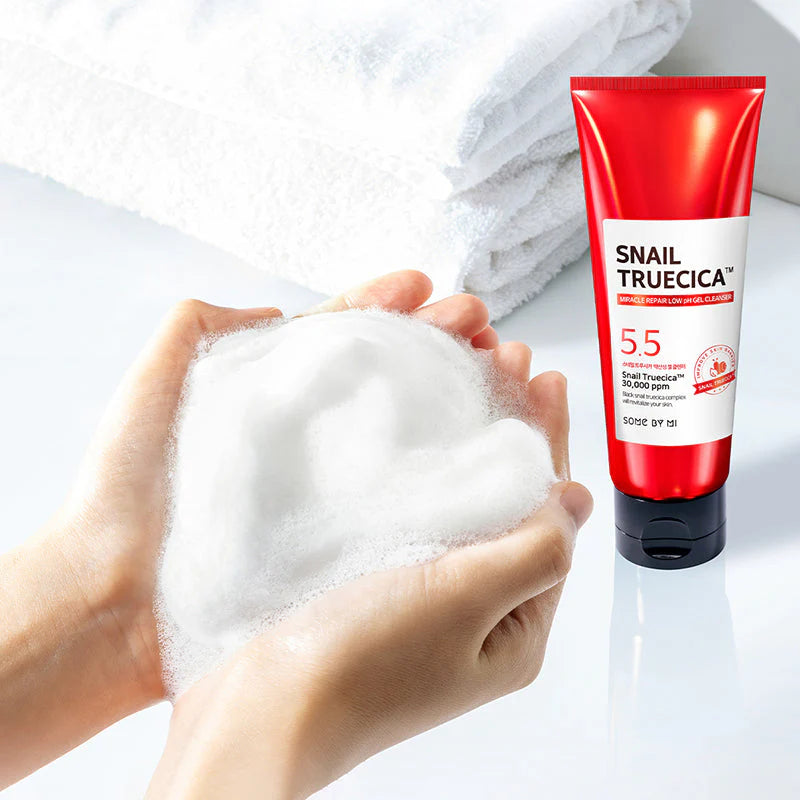 Some By Mi Snail Truecica Miracle Repair Low pH Gel Cleanser – Close-up of the cleanser’s rich foam lather, showing its gentle yet effective cleansing action while maintaining hydration.
