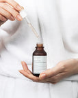 Close-up of Mary & May Niacinamide Chaenomeles Sinensis Serum packaging – Featuring the sleek bottle and highlighting its brightening and sebum-balancing properties.