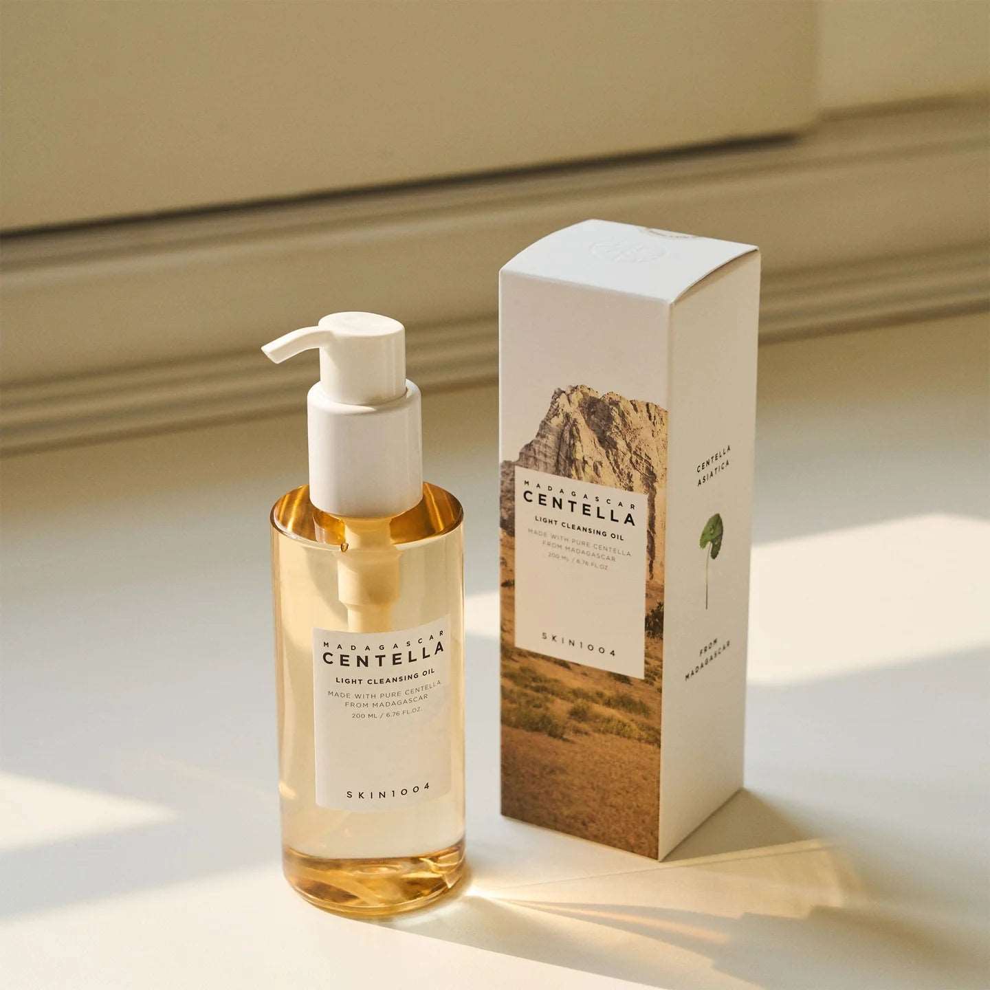 Skin1004 Madagascar Centella Light Cleansing Oil 200ml – Gentle oil cleanser with Centella and plant oils for sensitive skin.