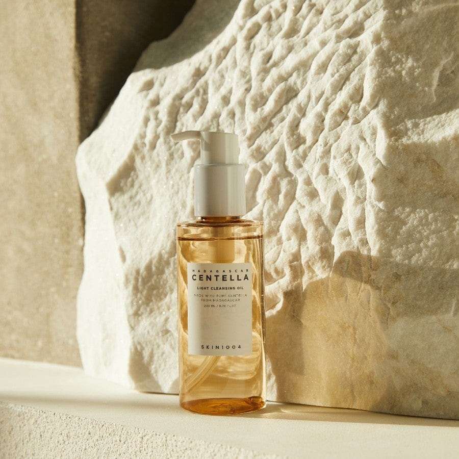 Skin1004 Madagascar Centella Light Cleansing Oil 200ml – Gentle oil cleanser with Centella and plant oils for sensitive skin.