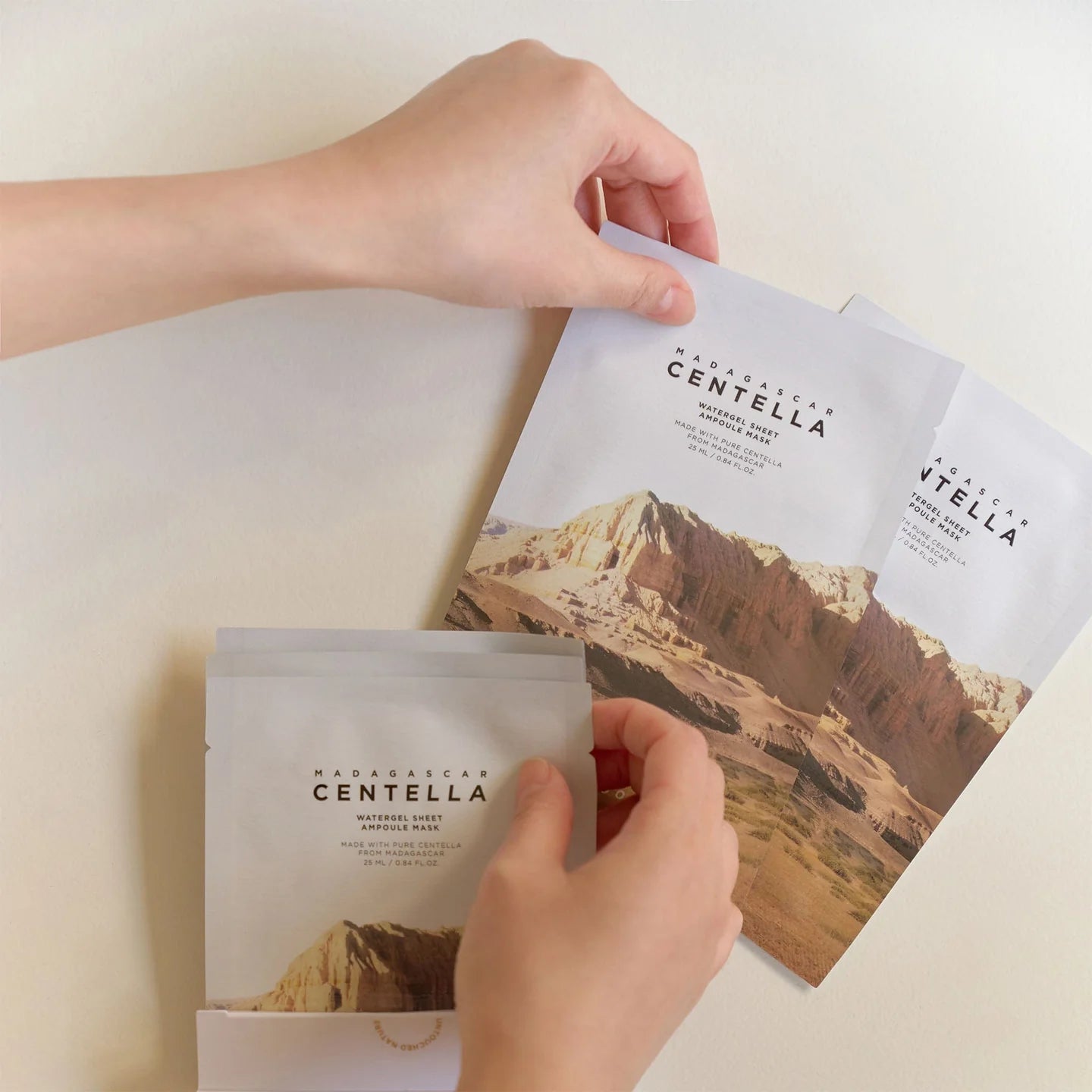 Skin1004 Madagascar Centella Watergel Sheet Ampoule Mask – 5 sheets per box, designed to deeply hydrate and soothe irritated skin with rich ampoule essence.