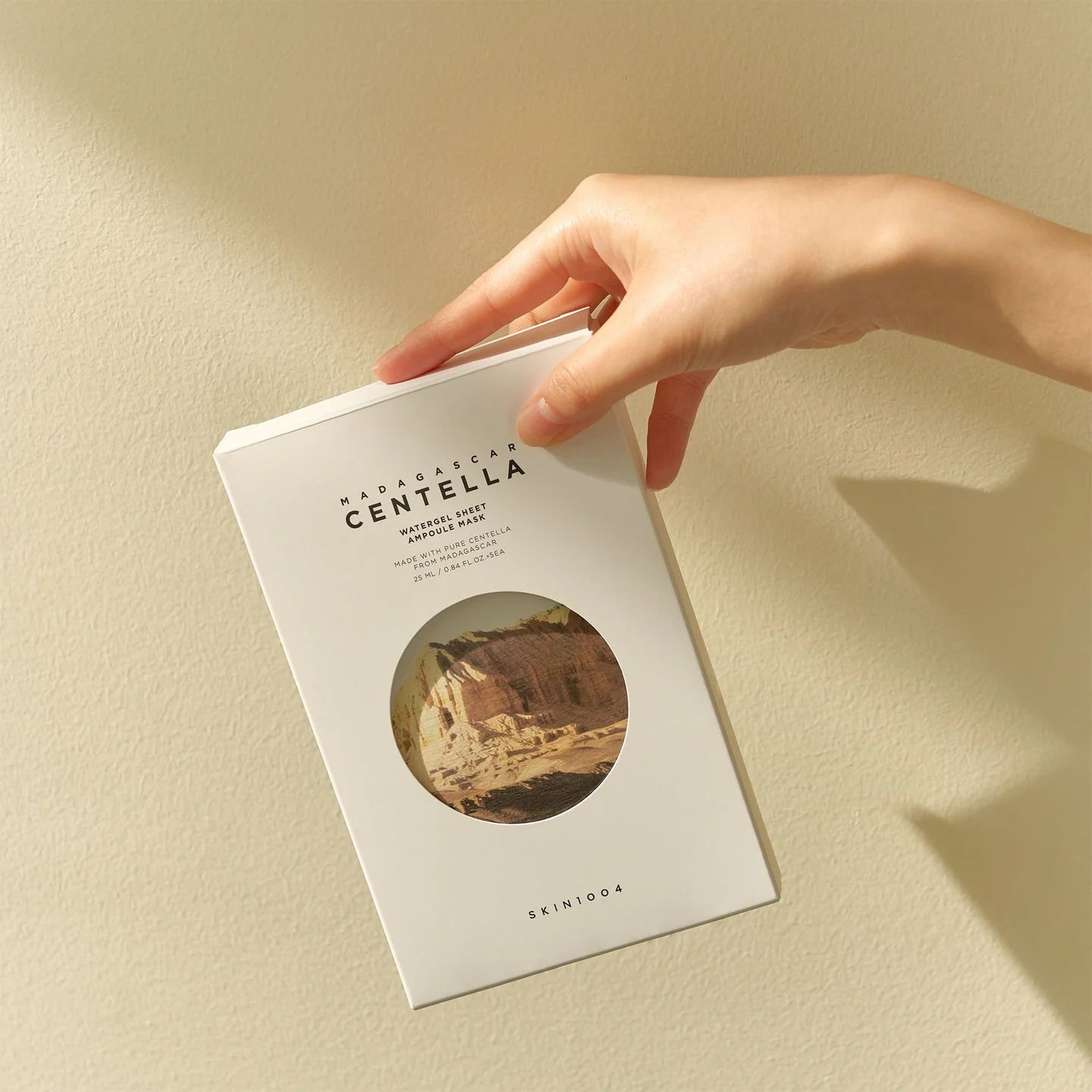 Skin1004 Madagascar Centella Watergel Sheet Ampoule Mask – 5 sheets per box, designed to deeply hydrate and soothe irritated skin with rich ampoule essence.